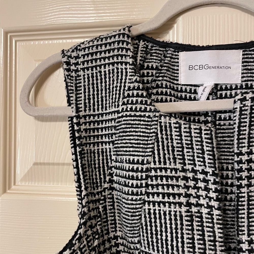 BCBGeneration Black & White Houndstooth Knit Belted Wrap Sleeveless Dress Jacket - Picture 2 of 7